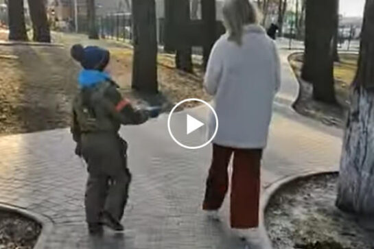 Должен ли ребенок научиться помогать людям?